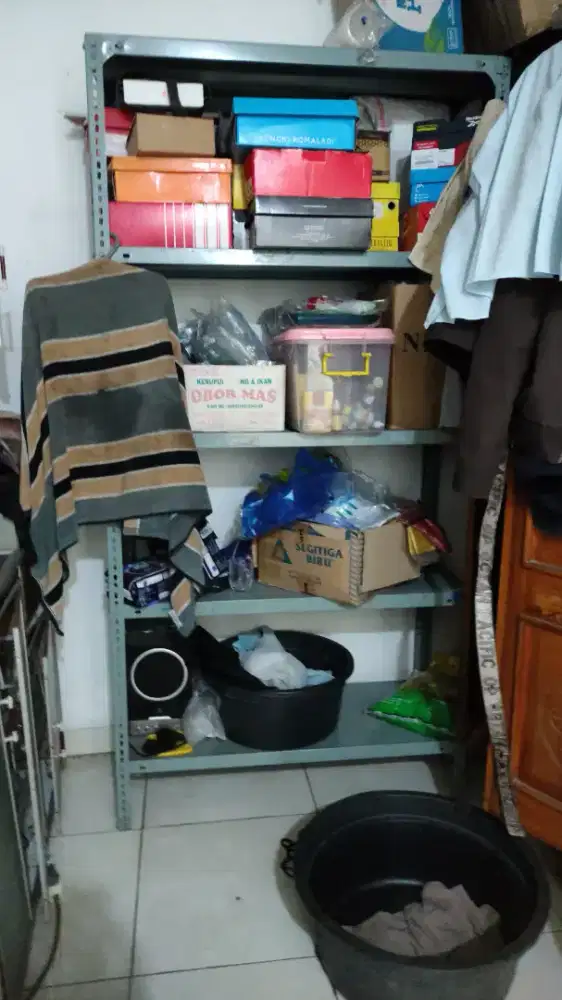 Rak besi untuk usaha