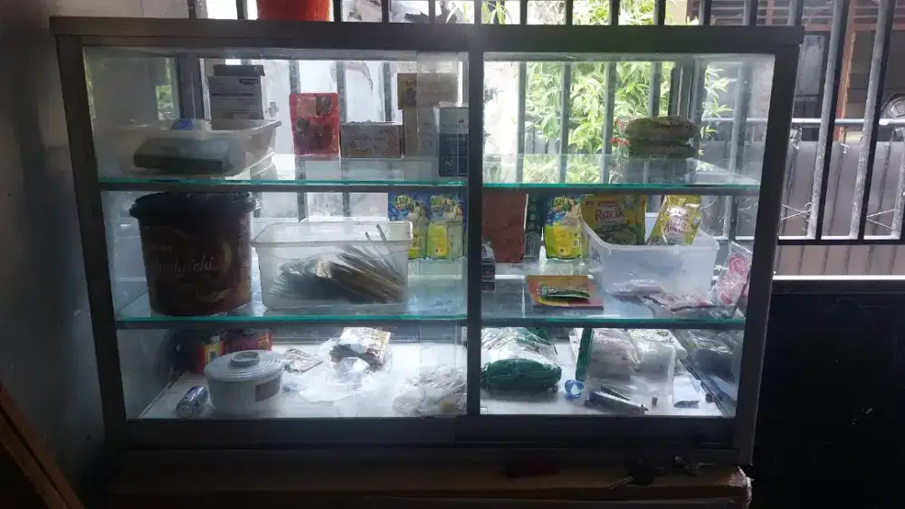 Etalase kaca jualan