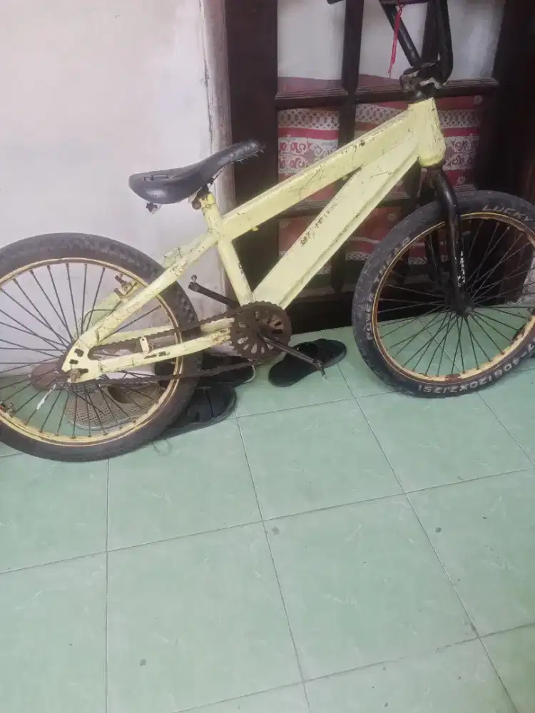 Di jual sepeda jenis bmx