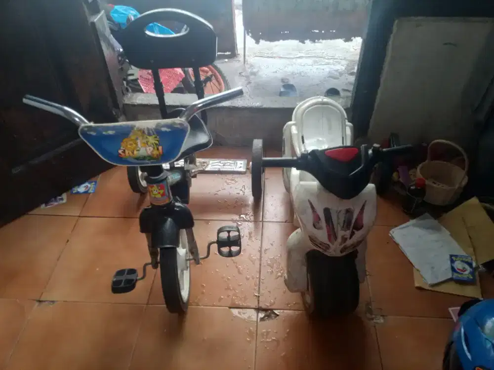 Sepeda anak kecil dan motor-motoran anak