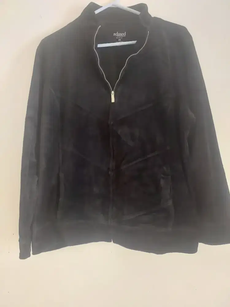 Jaket beludru hitam