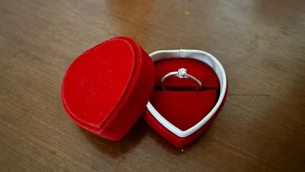 Cincin Emas Miss Mondial 18K 75% 2,94 Gram + Sertifikat