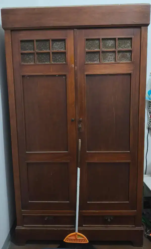 Lemari Pakaian Jadul