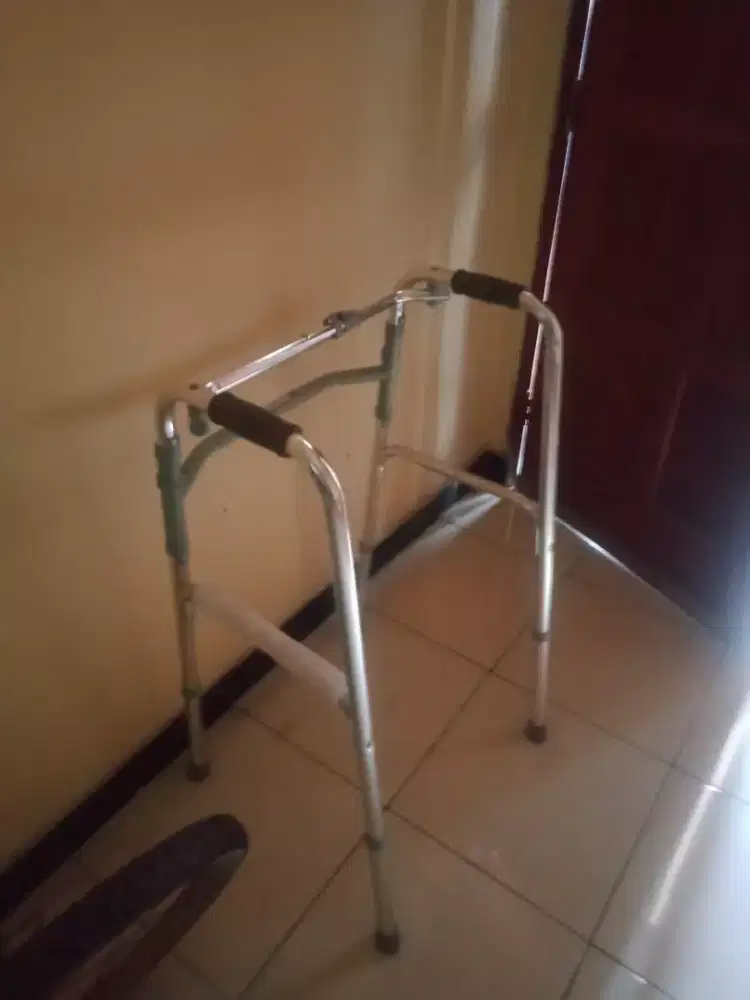walker seken alat bantu jalan