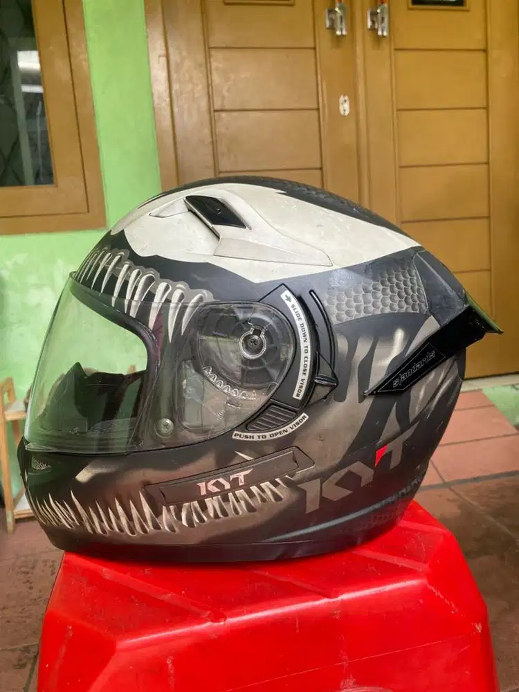 Helm kyt venom black white