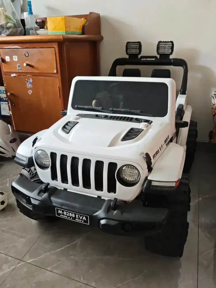 Mobil Aki Listrik M8288 EVA PUTIH