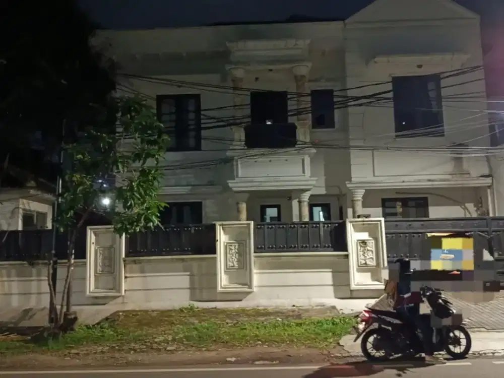 DISEWAKAN RUMAH HOEK – CEMPAKA PUTIH  BISA UNTUK USAHA, COFFEE SHOP, RESTO & KANTOR!
