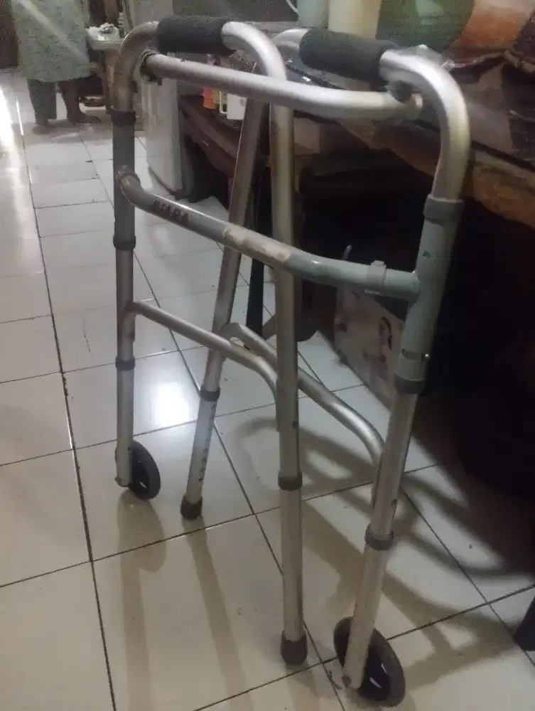 Walker roda untuk belajar jalan orang sakit no minus siap pakai