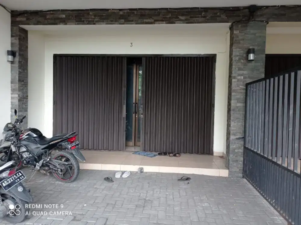 DISEWAKAN RUKO 3 LANTAI PINGGIR JALAN SLAMET RIYADI KARTASURA SIAP PAKAI BUAT USAHA APA SAJA KECUALI RESTO DAN BENGKEL KOTOR.