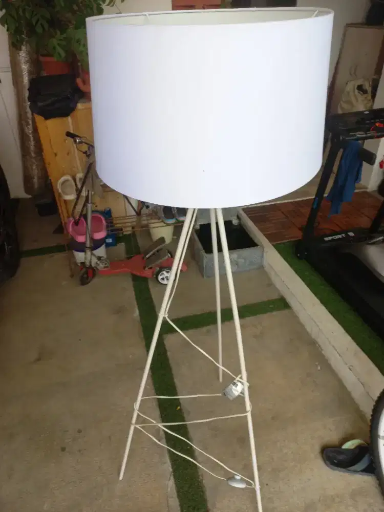 Lampu standing estetik merk informa