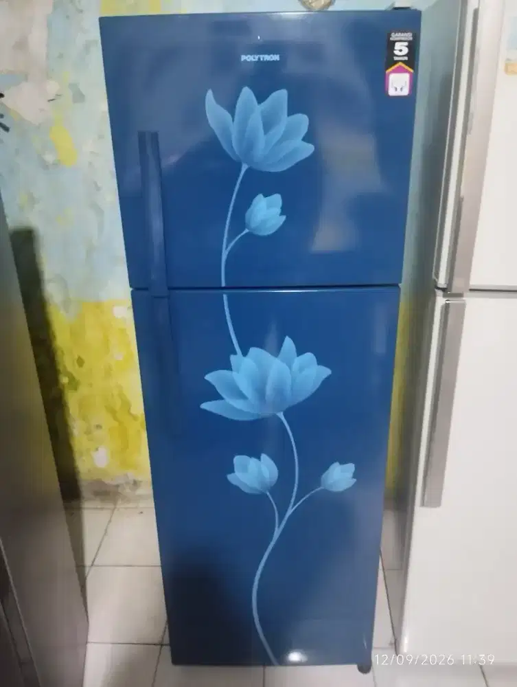 Kulkas 2 pintu merek Polytron