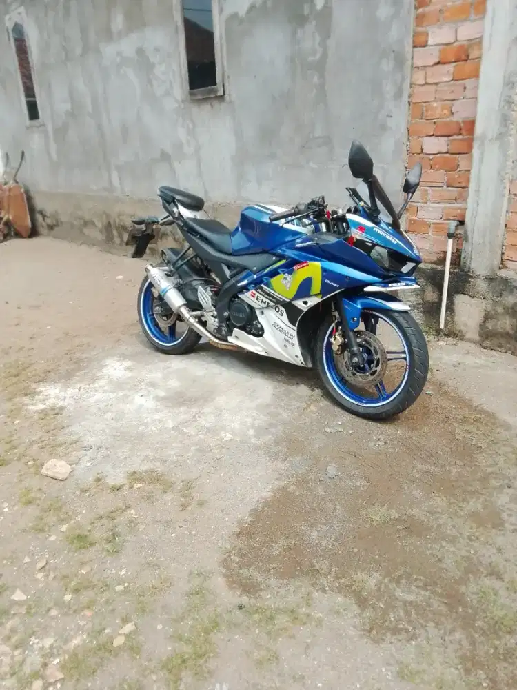 Motor R15v2 motor sport