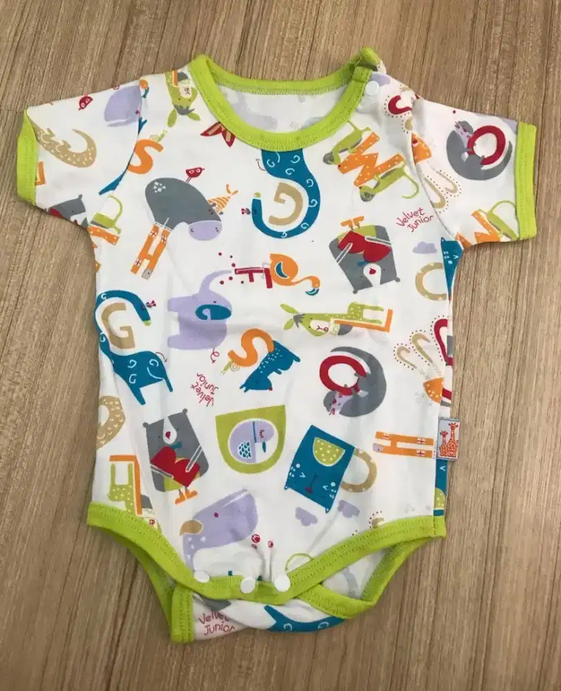 DIJUAL‼️ PRELOVED BAGUS 99.9% BAJU VELVET JUNIOR 0-3 MONTH