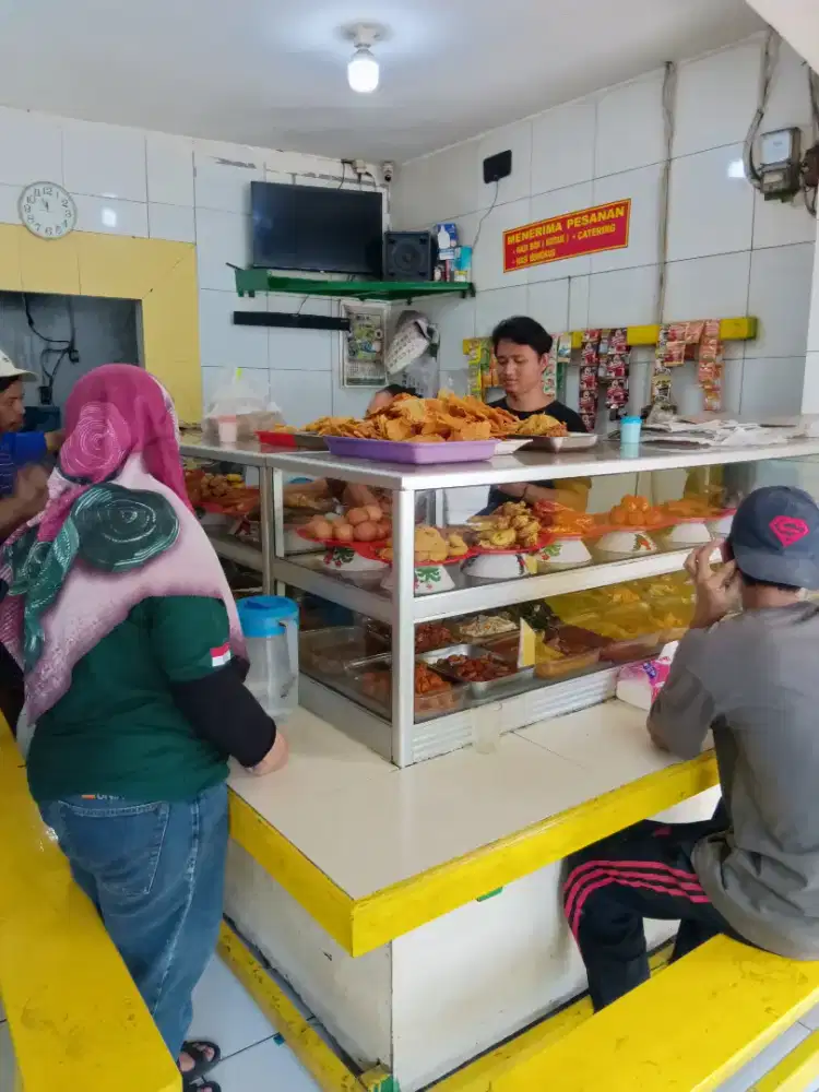 Pembantu di warteg