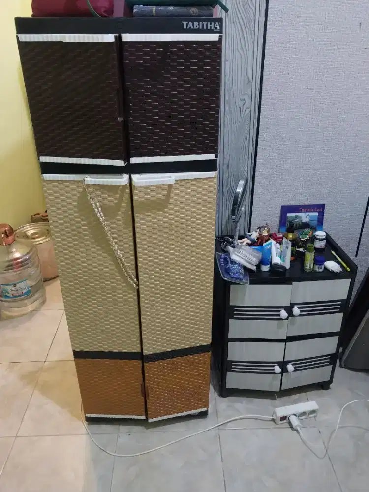Dua set lemari kain
