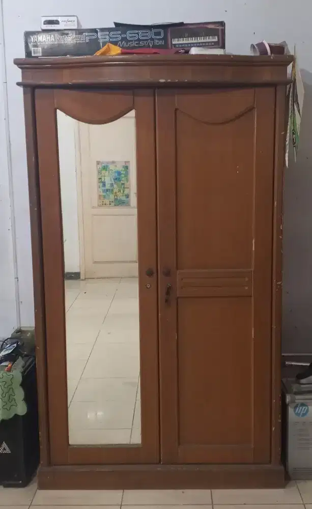 Lemari pakaian dengan cermin besar
