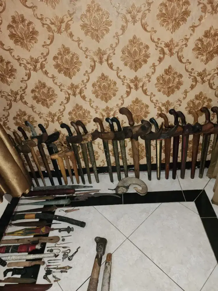 Dijual berbagai jenis barang antik kuno jadul