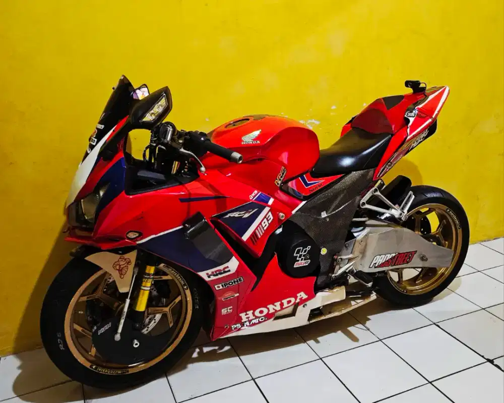 CBR 150 modif moge look. Body & arm full cover fiber. Murah aja..