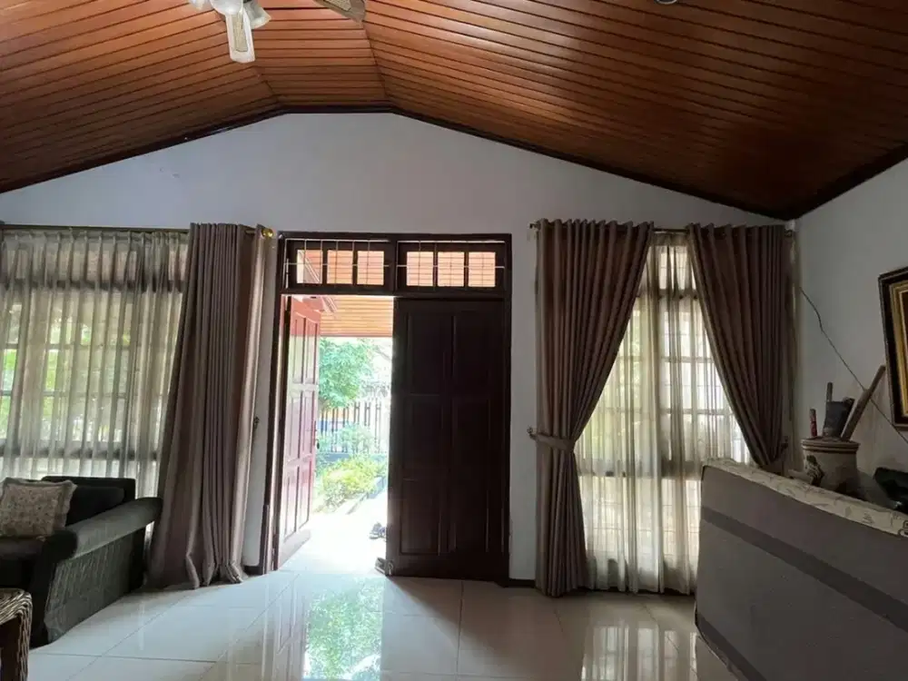 Rumah Hook Lokasi Strategis di Kebayoran Lama Jakarta Selatan