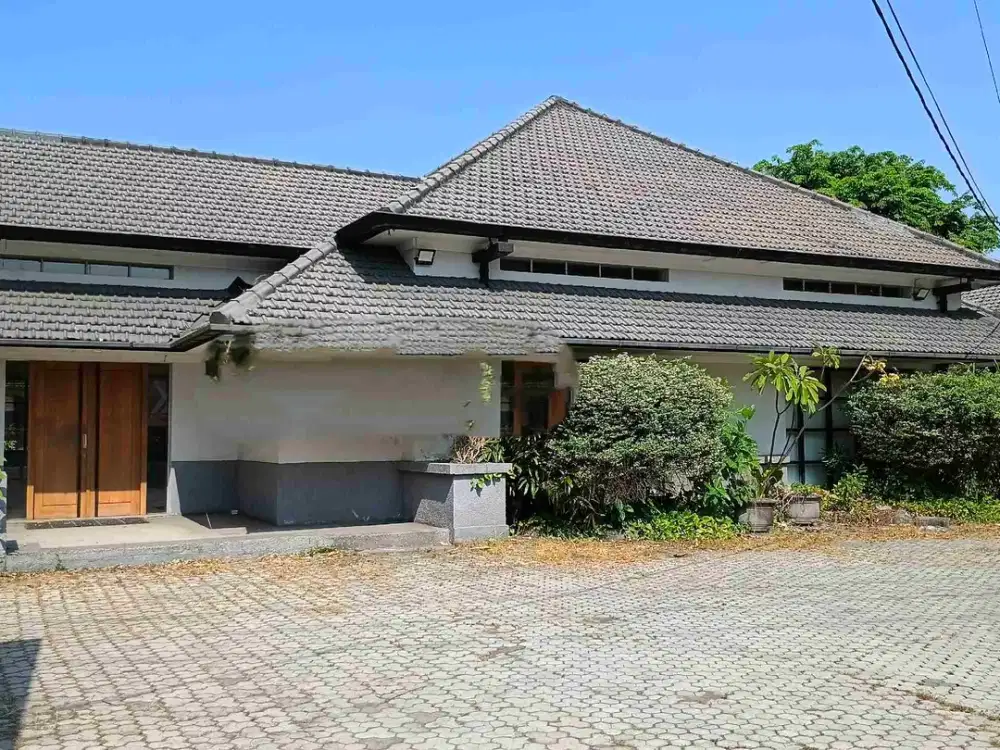 Jual Gedung serbaguna siap huni letak pusat kota dengan parkir mobil luas