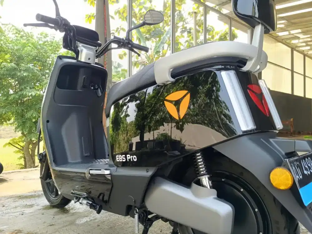 Yadea E8S Pro 2023 KM 2 Ribuan Tangan Pertama Terawat