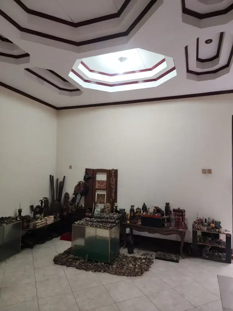 Berbagai macam barang jadul antik dijual