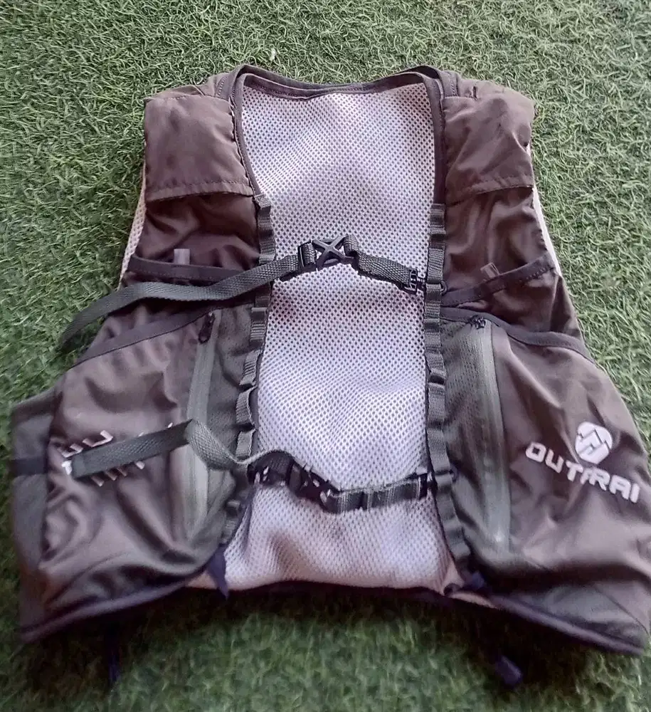 VEST TRAIL OUTRFRAI 10L warna hijau Army, ukuran M