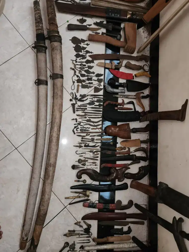 Berbagai macam barang antik jadul dijual