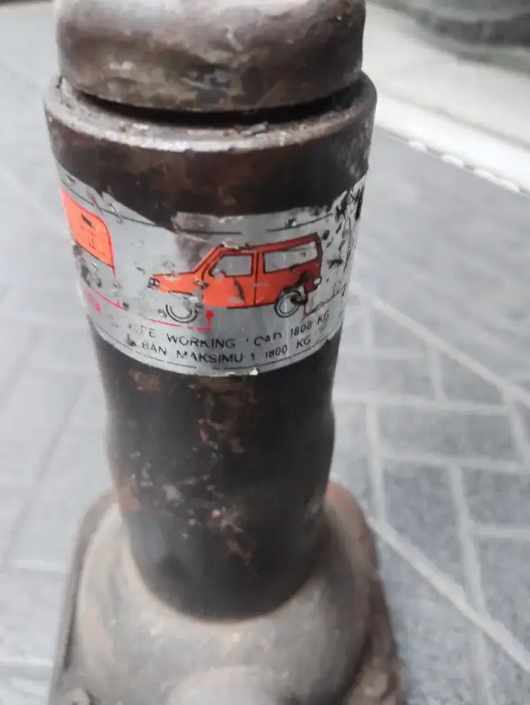 Dongkrak mobil tipe Botol