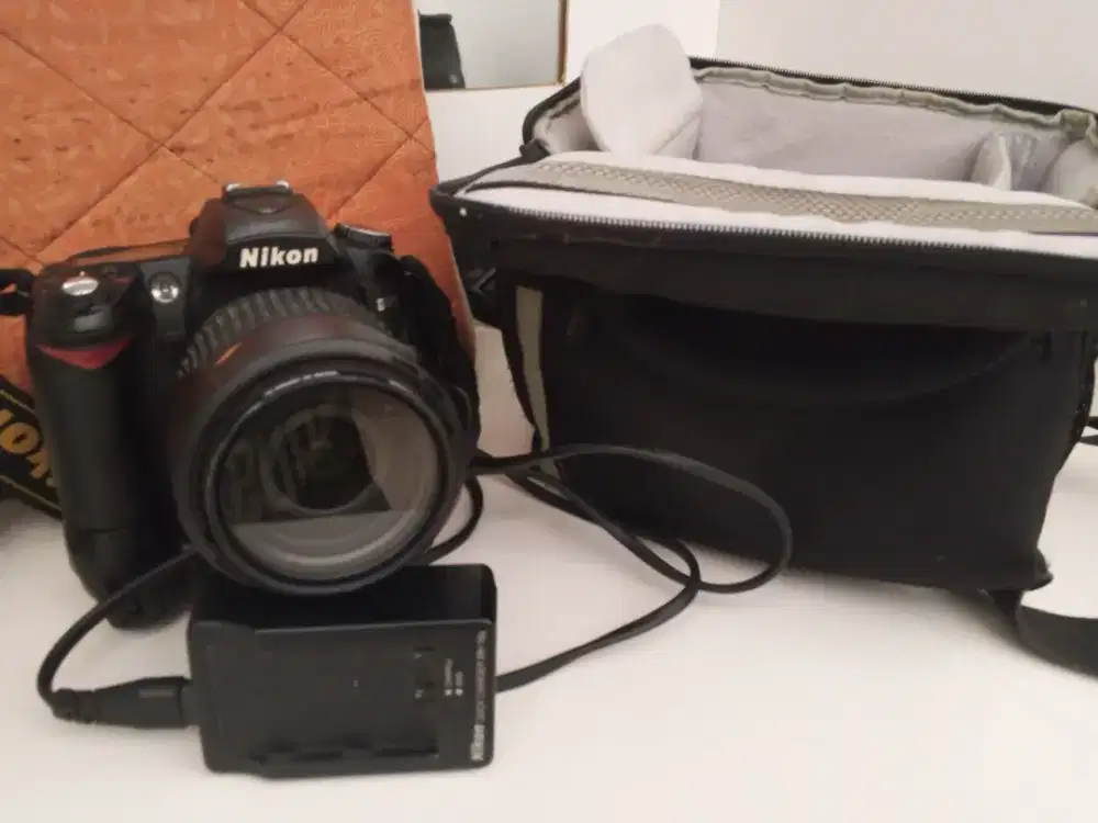 Kamera DSLR Nikon D90 + Lensa + Battery Grip Meike(Minus Baterai)+nego