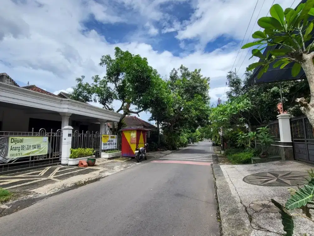 Hunian Luas 6 Kamar Tidur di Poros Jalan, Dekat Akses Tol