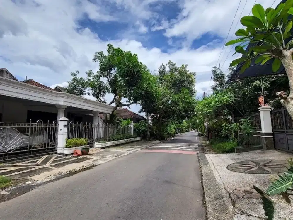 Rumah 6 Kamar Tidur Luas 303 m² di Lokasi Strategis & Poros Jalan