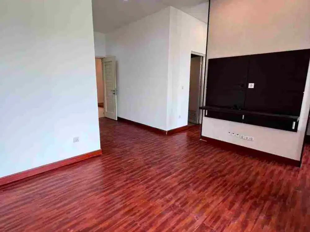 Disewakan Rumah Crown Golf PIK Semi Furnish