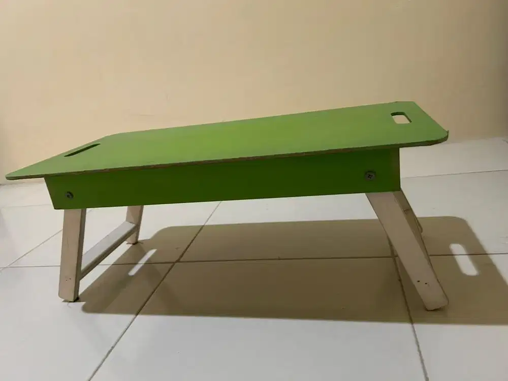 Meja belajar lipat