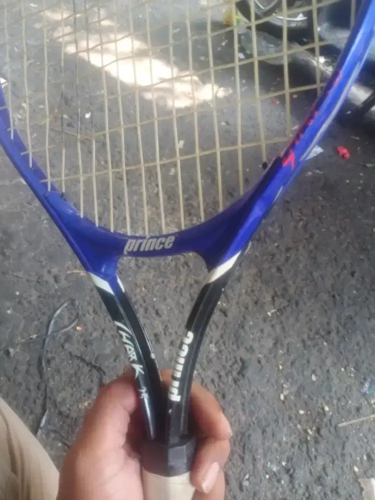 Raket tennis lapangan