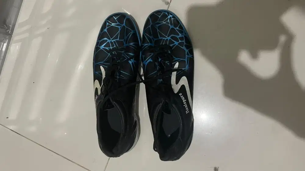 Sepatu futsal specs