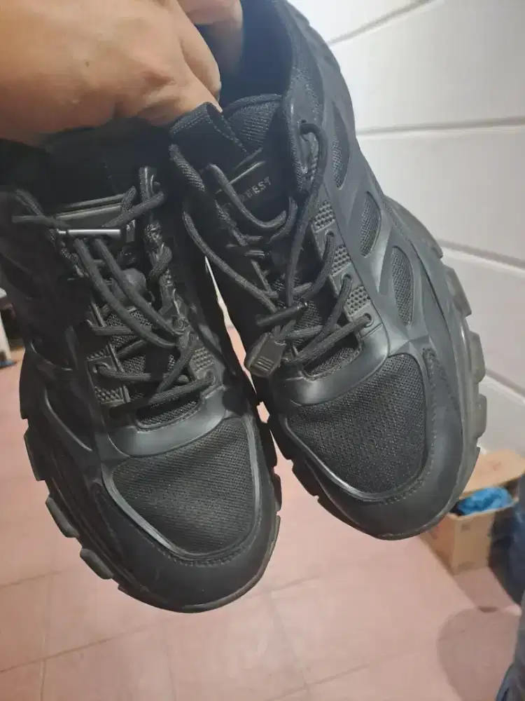 Dijual sepatu merk everbest ukuran 43, harga 500 rb