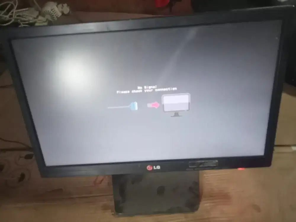 Aksesoris jual monitor 19in merk LG normal minus kotor berdebu .
