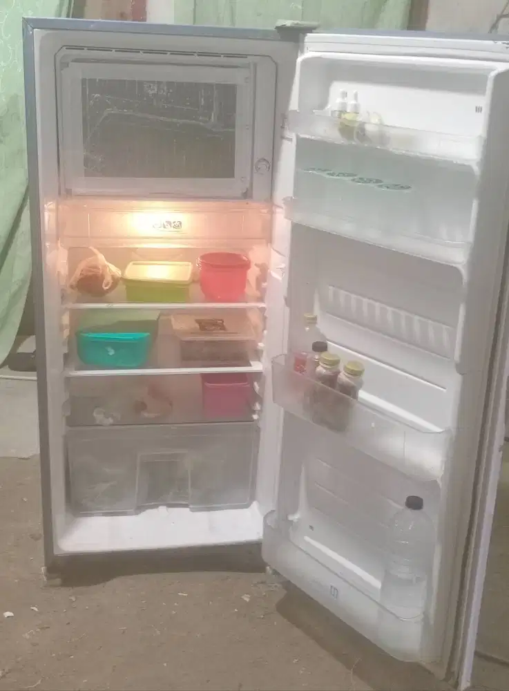 Kulkas 1 pintu SHARP.Mesin Original Pabrik Belum Pernah Rusak.(diantar