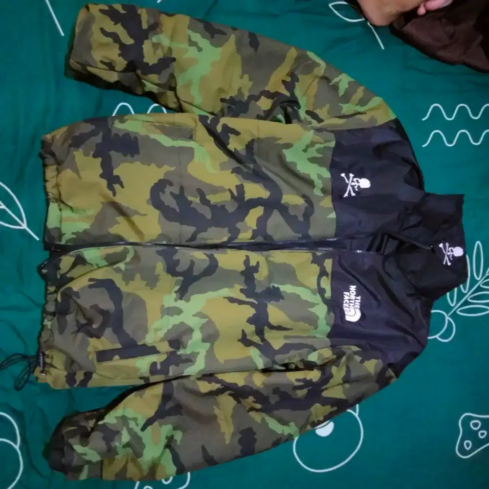Jaket tnf x mastermind bomber bolak balik hitam camo