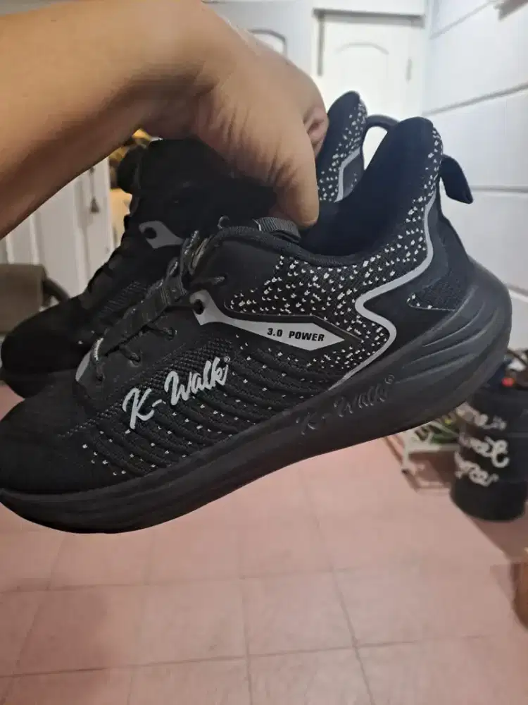 Dijual sepatu K Walk hitam, harga 700 nett