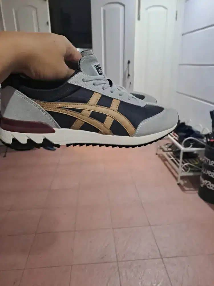 Dijual sepatu onitsuka Tiger , ukuran 43, harga 400 rb
