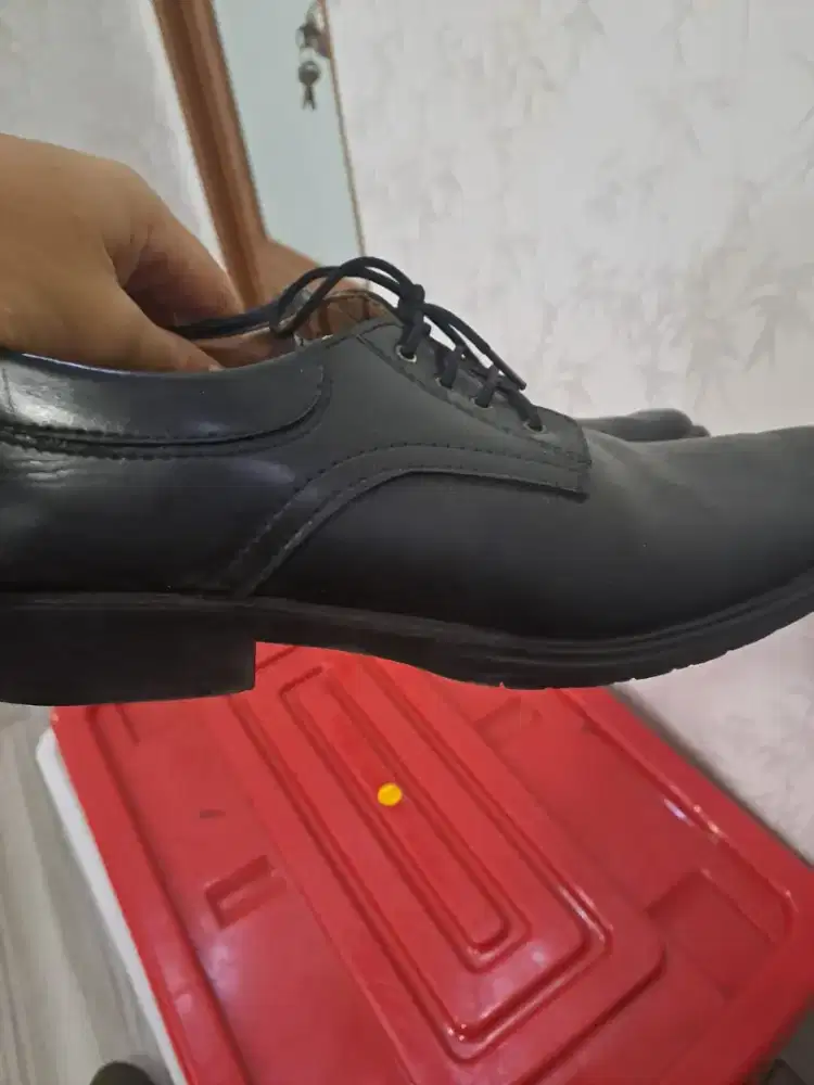Dijual sepatu kulit ukuran 43, harga 150 rb