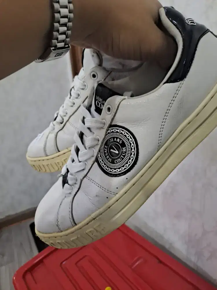 Dijual sepatu merk versace ukuran 43, harga 500 rb
