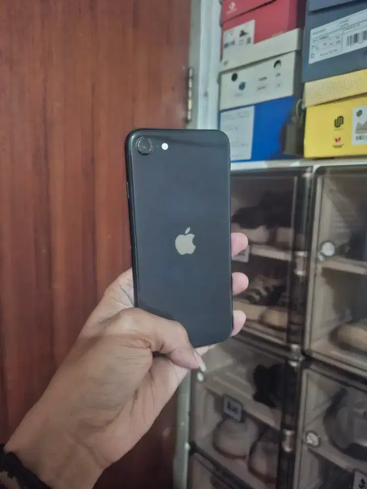 Iphone SE (gen 2 2020) 64gb resmi ibox second