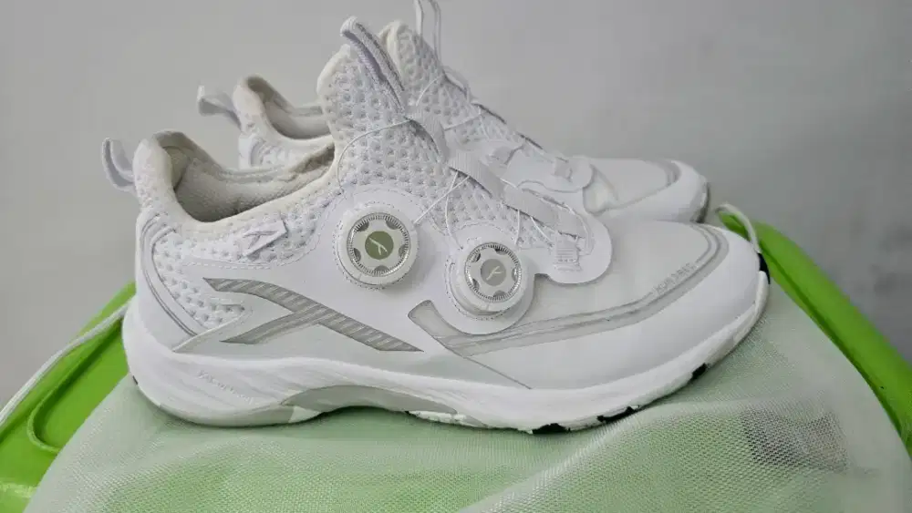 Sepatu badminton hundred Boa