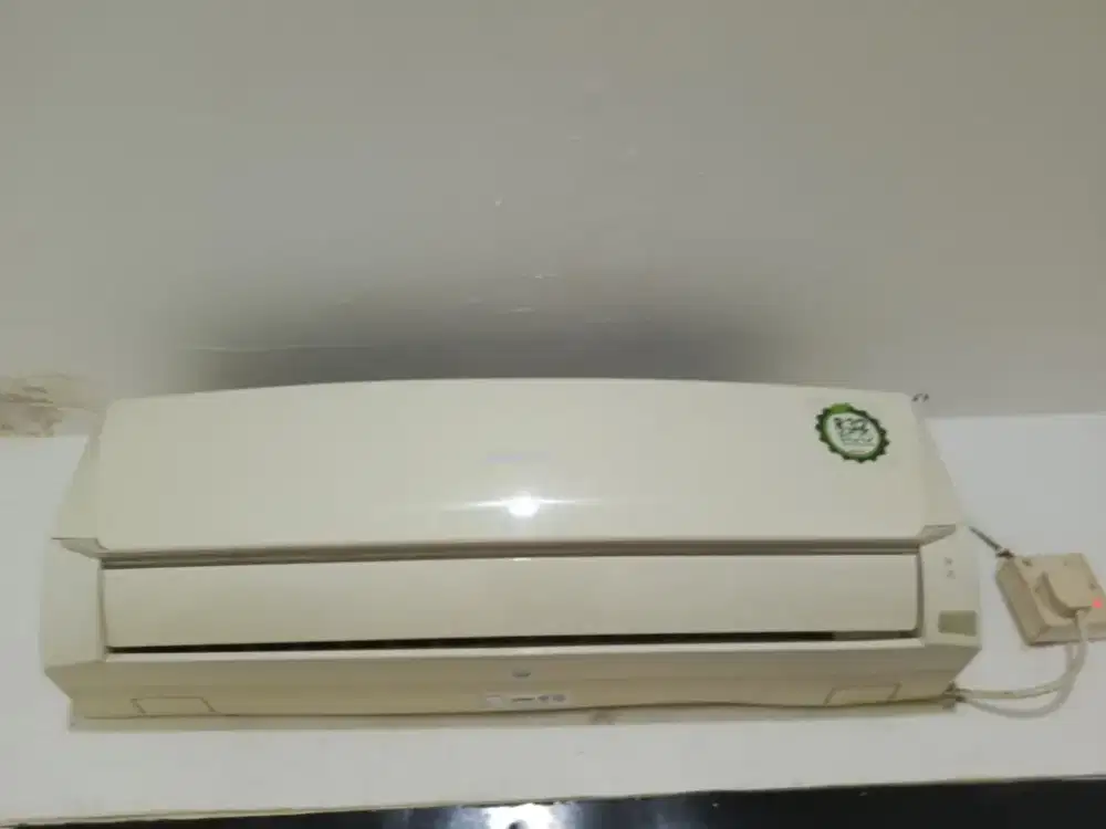 AC Sharp 1/2 PK kondisi nyala