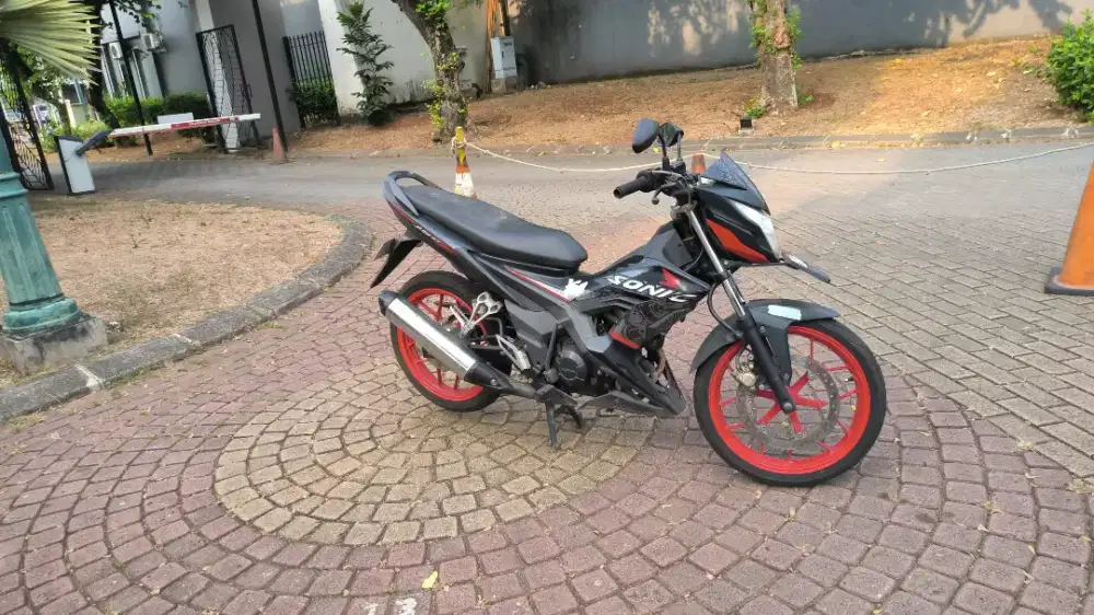 Jual cepat motor sonic 150cc hitam mulus pajak hidup surat2 lengkap