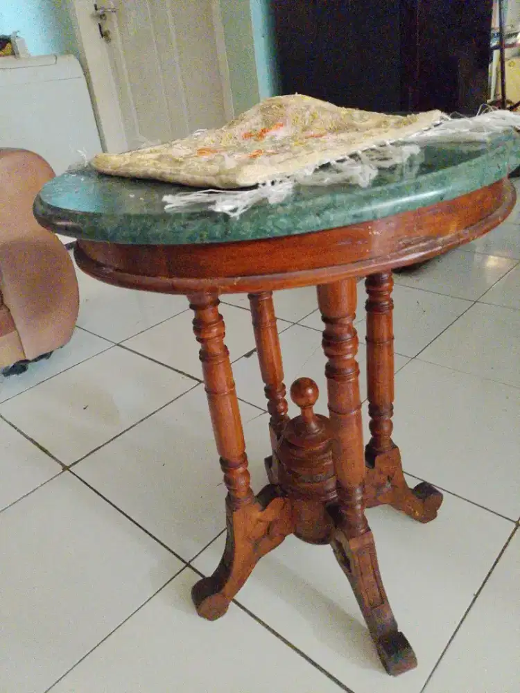 Meja marmer warna hijau