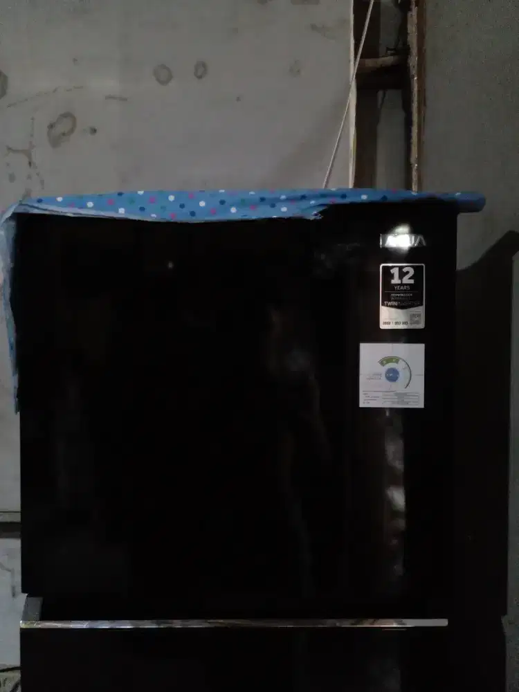 Saya menjual kulkas 2 pintu mernya Aqua Harga Nego